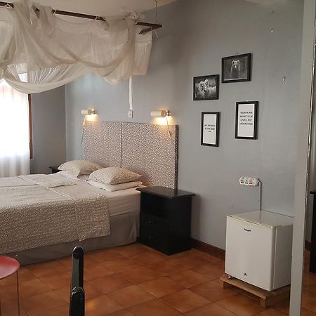 Q-Bar & Guesthouse Дар-эс-Саламе Экстерьер фото