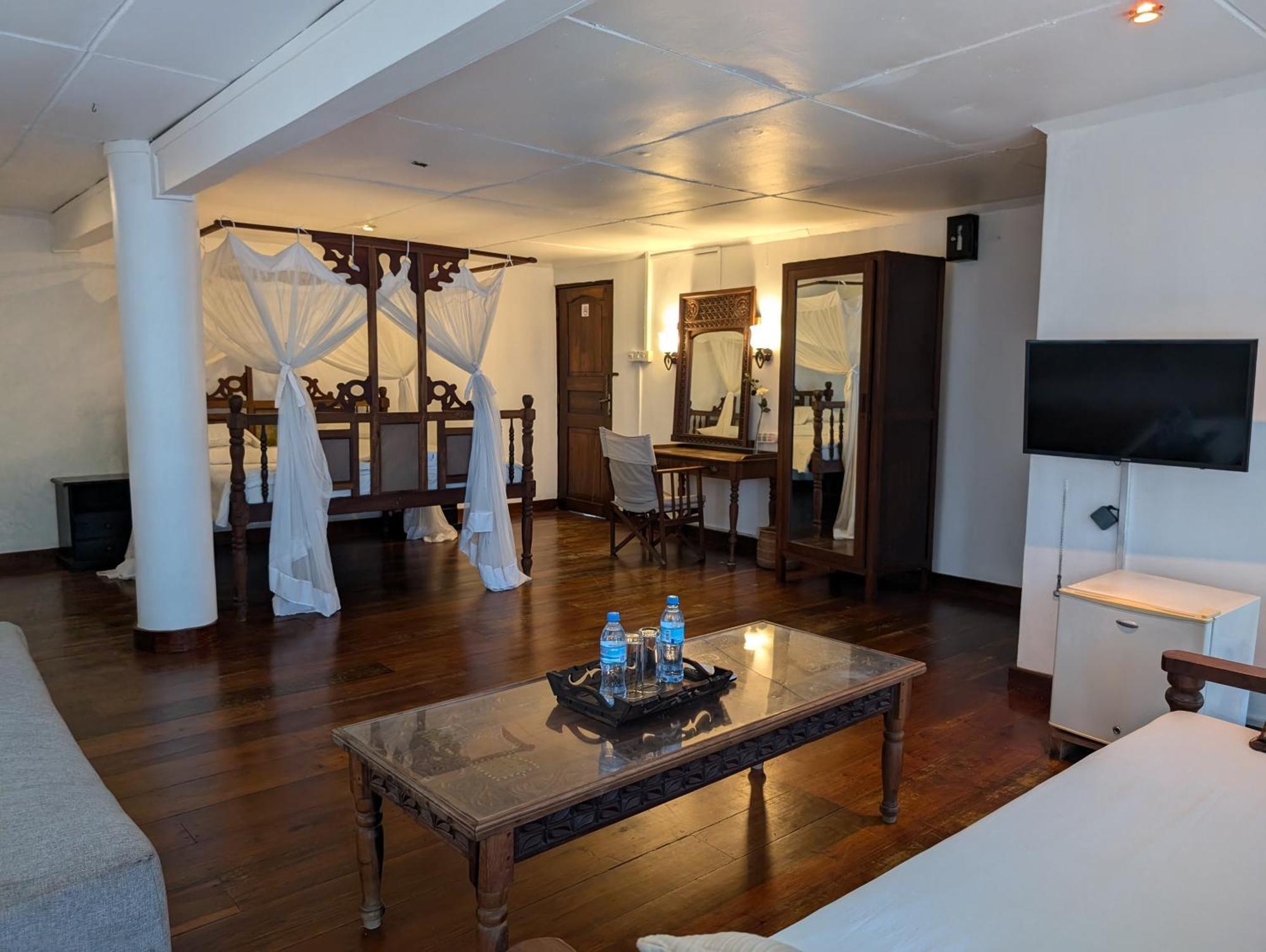 Q-Bar & Guesthouse Дар-эс-Саламе Экстерьер фото
