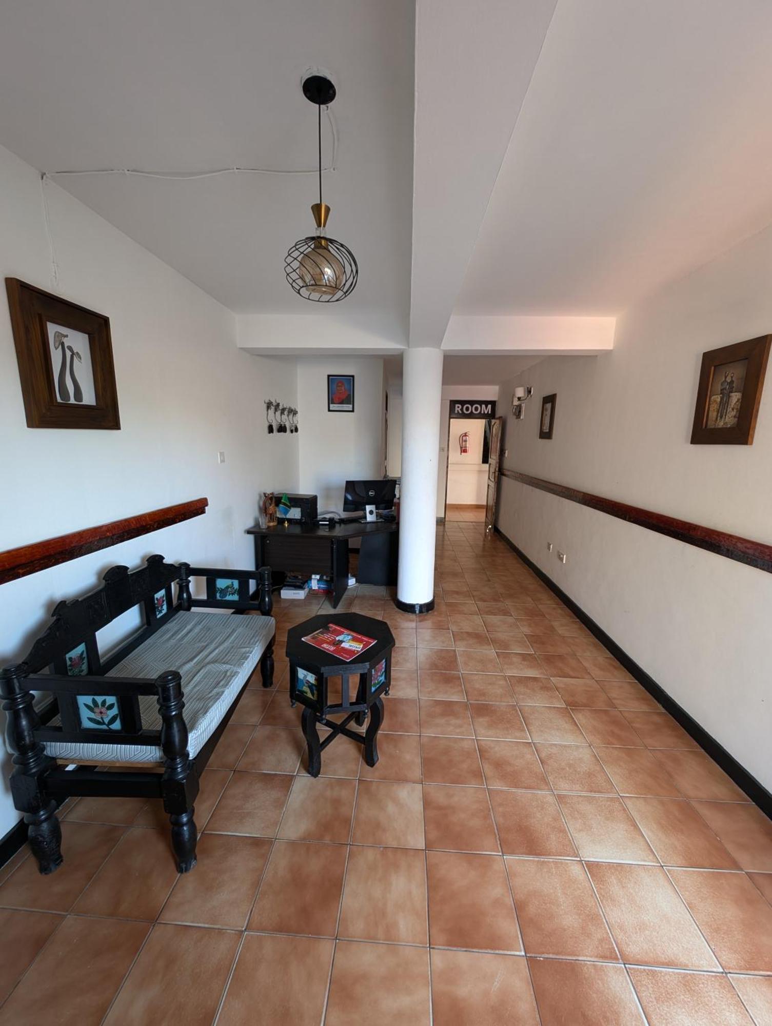 Q-Bar & Guesthouse Дар-эс-Саламе Экстерьер фото