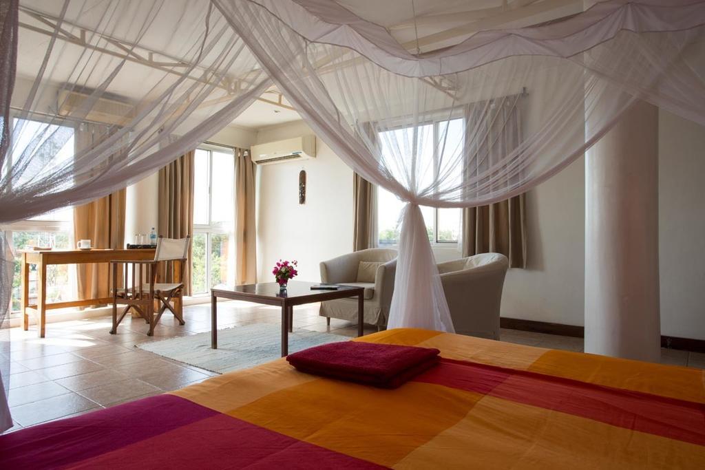 Q-Bar & Guesthouse Дар-эс-Саламе Экстерьер фото