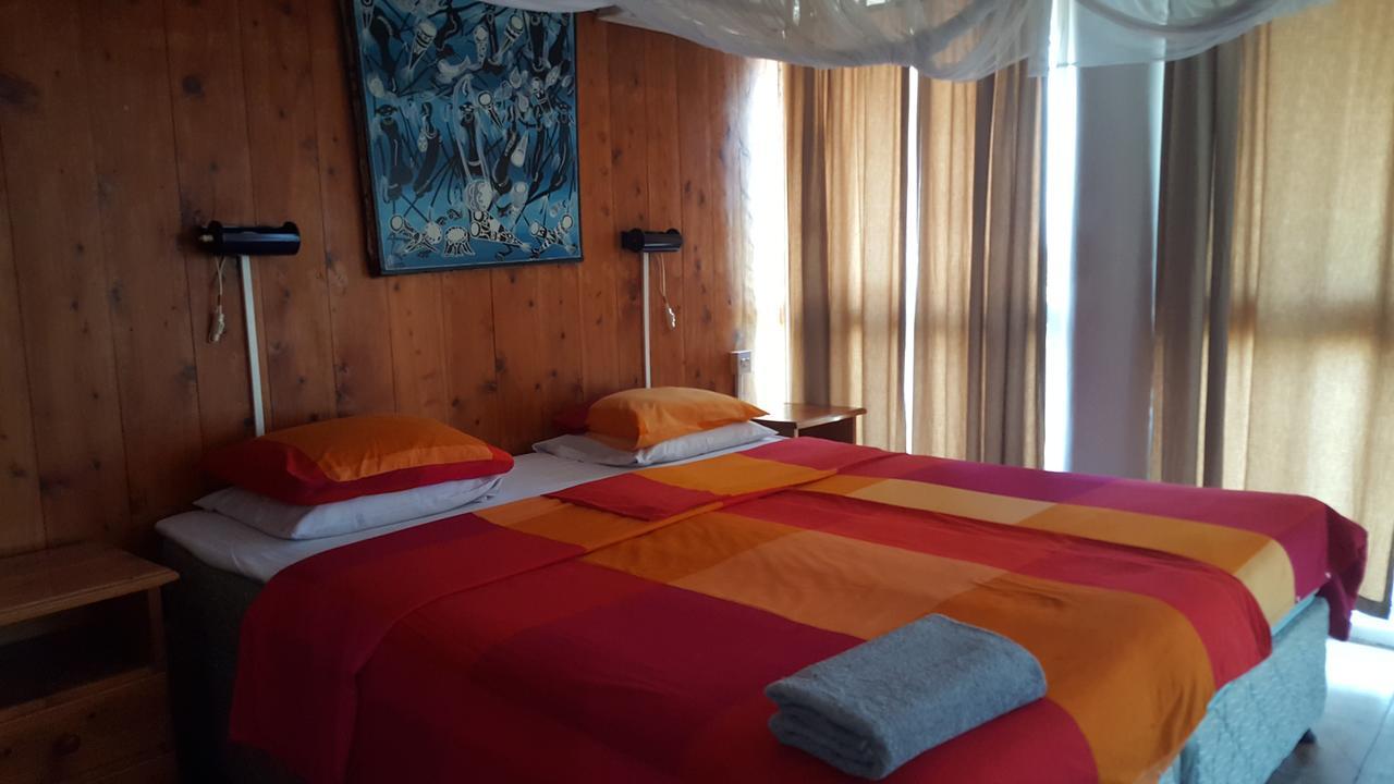 Q-Bar & Guesthouse Дар-эс-Саламе Экстерьер фото