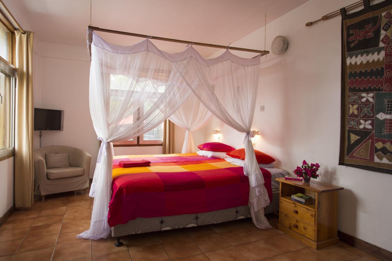 Q-Bar & Guesthouse Дар-эс-Саламе Экстерьер фото
