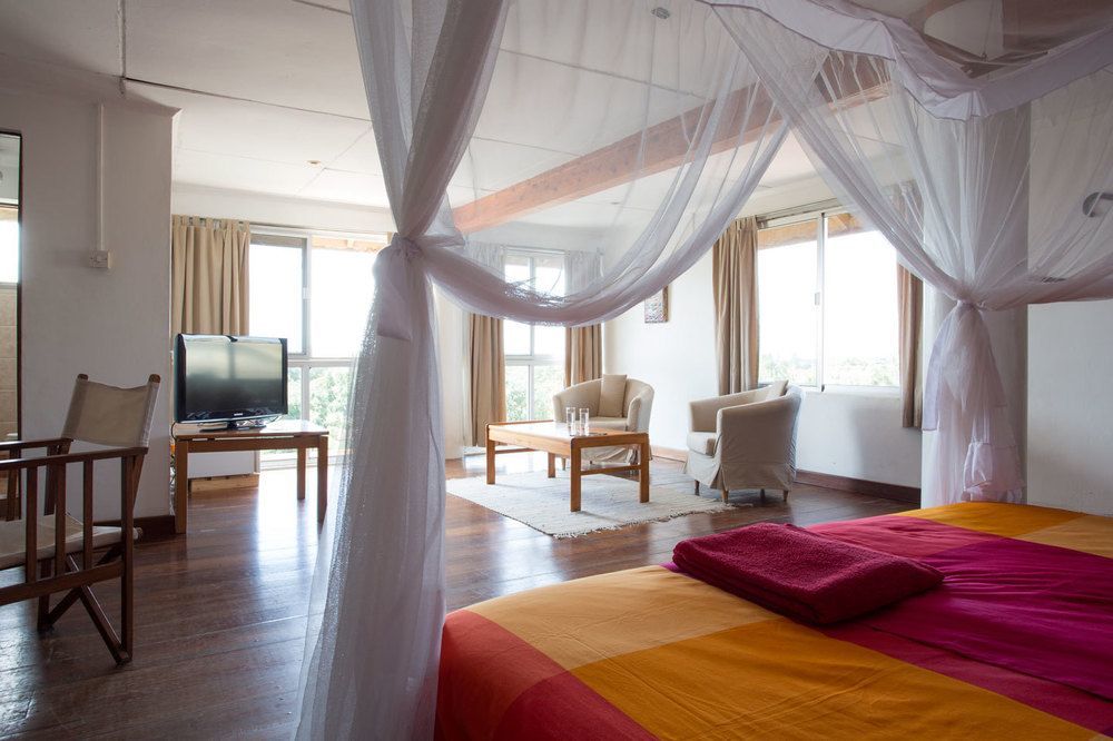 Q-Bar & Guesthouse Дар-эс-Саламе Экстерьер фото